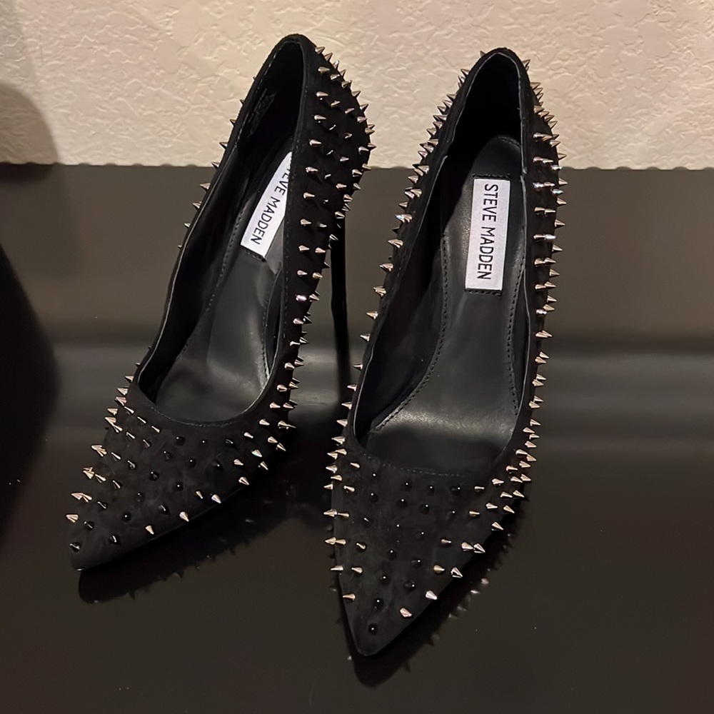 STEVE MADDEN BLACK SPIKED PUMPS